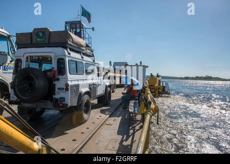 Traversata in traghetto e fiume con Land Rover su di esso in Botswana, Africa Foto Stock