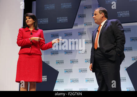 Greenville, South Carolina, Stati Uniti d'America. 18 Settembre, 2015. Candidato presidenziale repubblicano Gov. Chris Christie ascolta un commento da SC Gov. Nikki Haley al patrimonio della Fondazione prendere torna in America forum candidati Settembre 18, 2015 a Greenville, nella Carolina del Sud. La manifestazione offre 11 candidati presidenziali ma Trump inaspettatamente annullata all'ultimo minuto. Foto Stock