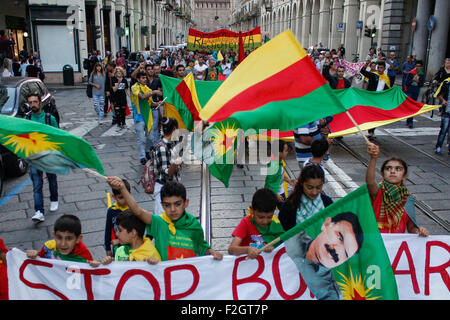 Torino, Italia. Xviii Sep, 2015. Bambini bandiere d'onda come essi si uniscono in una manifestazione di protesta contro il Presidente curdo. Centinaia di persone hanno protestato contro gli attacchi contro il popolo curdo a mani del Presidente turco Recep Tayyip Erdogan, lo stesso che lo supporta e sovvenziona il fondamentalismo islamico. Inoltre essi chiedevano Libertà per Abdullah Ocalan, politico, guerrilla e rivoluzionario di nazionalità turca leader curdo del PKK (Partito dei Lavoratori del Kurdistan) attualmente considerato una organizzazione terrorista. © Elena Aquila/Pacific Press/Alamy Live News Foto Stock