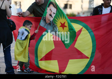 Torino, Italia. Xviii Sep, 2015. Un bambino tiene bandiera con la faccia di Abdullah Ocalan, un politico, guerrilla e rivoluzionario di nazionalità turca leader curdo del PKK (Partito dei Lavoratori del Kurdistan) attualmente considerato come organizzazione terroristica. Centinaia di persone hanno protestato contro gli attacchi contro il popolo curdo a mani del Presidente turco Recep Tayyip Erdogan, lo stesso che lo supporta e sovvenziona il fondamentalismo islamico. © Elena Aquila/Pacific Press/Alamy Live News Foto Stock