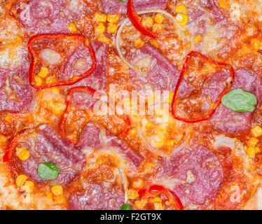 Salame Pizza (close-up shot) da utilizzare come immagine di sfondo o come texture Foto Stock