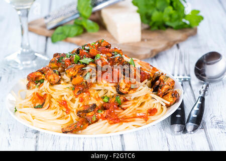Porzione di spaghetti con le cozze in una fresca fatta di sugo di pomodoro Foto Stock
