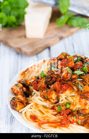 Porzione di spaghetti con le cozze in una fresca fatta di sugo di pomodoro Foto Stock