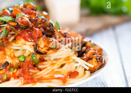 Gli spaghetti con le cozze in una casalinga di salsa di pomodoro Foto Stock