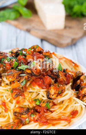 Porzione di spaghetti con le cozze in una fresca fatta di sugo di pomodoro Foto Stock