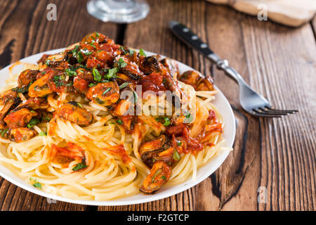 Porzione di spaghetti con le cozze in una fresca fatta di sugo di pomodoro Foto Stock