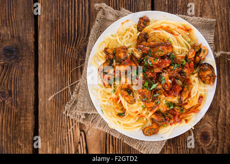 Porzione di spaghetti con le cozze in una fresca fatta di sugo di pomodoro Foto Stock