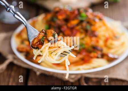 Porzione di spaghetti con le cozze in una fresca fatta di sugo di pomodoro Foto Stock