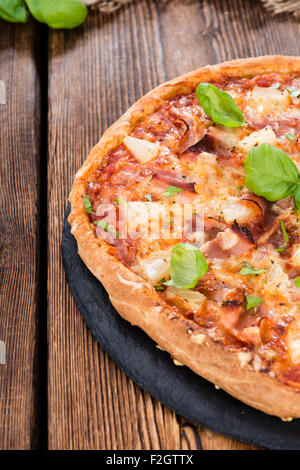 Fatto fresco prosciutto e ananas Pizza (close-up shot) Foto Stock