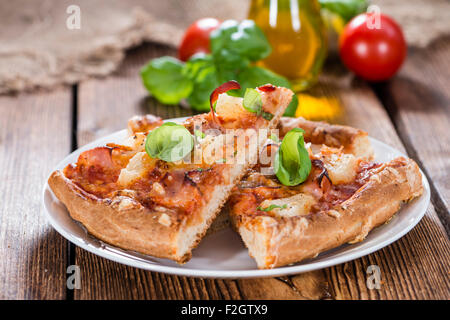 Fatto fresco prosciutto e ananas a fette di pizza (close-up shot) Foto Stock