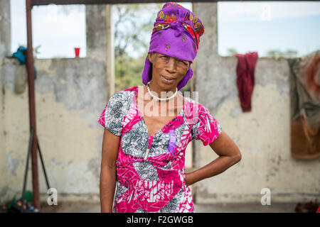 San persone o i Boscimani in abiti colorati Botswana, Africa Foto Stock