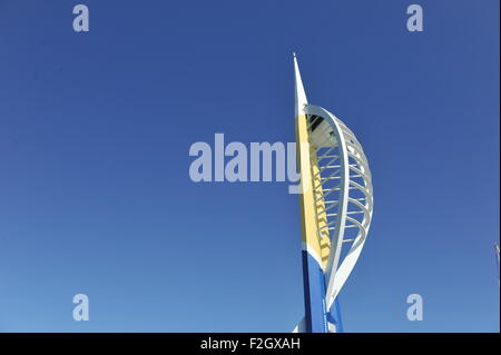 Portsmouth Hampshire REGNO UNITO - Visualizzazione degli Emirati Spinnaker Tower essendo dipinta in oro bianco e blu sul lato banchina Foto Stock