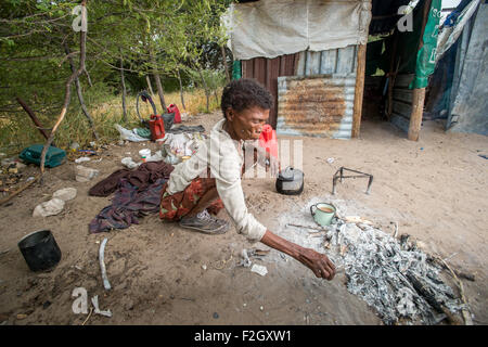 San persone o i Boscimani per la cottura di alimenti in Botswana, Africa Foto Stock