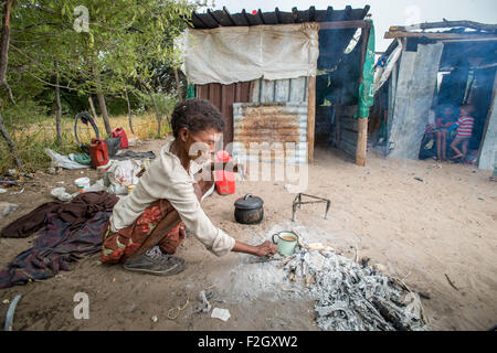 San persone o i Boscimani per la cottura di alimenti in Botswana, Africa Foto Stock
