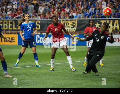 Detroit, Michigan, Stati Uniti d'America. Xvii Sep, 2015. Un colpo da Stati Uniti d'America in avanti Christen premere (23) punteggi su Haiti goaltender Edny Limage (12) come Haiti Borgella Roselord (7) e USA Alex Morgan (13) guarda su durante l'amichevole internazionale partita di calcio tra gli Stati Uniti Nazionale femminile e la Haitian Nazionale Femminile al Ford Field di Detroit, Michigan. Stati Uniti d'America ha vinto la partita 5-0. Credito: Scott Hasse/ZUMA filo/Alamy Live News Foto Stock