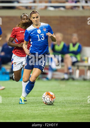 Detroit, Michigan, Stati Uniti d'America. Xvii Sep, 2015. Stati Uniti d'America Alex Morgan (13) controlla la sfera durante l'amichevole internazionale partita di calcio tra gli Stati Uniti Nazionale femminile e la Haitian Nazionale Femminile al Ford Field di Detroit, Michigan. Stati Uniti d'America ha vinto la partita 5-0. Credito: Scott Hasse/ZUMA filo/Alamy Live News Foto Stock