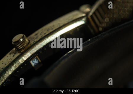 Macro closeup dell'oro vecchio cinturino orologio con calendario data Foto Stock