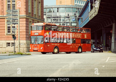Amburgo, Germania - Agosto 14, 2015: Rosso City sightseeing bus con turisti alla strada di città Foto Stock
