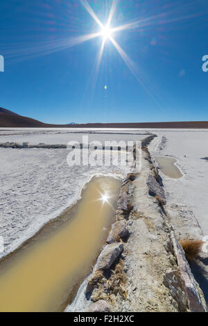 Ampio angolo di visione di un bacino di sale ('Sdaminozide Chalviri de') in controluce sulla strada per il famoso sale di Uyuni piatto, tra i più impo Foto Stock