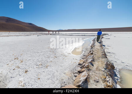 I turisti ad esplorare le saline ('Sdaminozide Chalviri de') sulla strada per il famoso sale di Uyuni piatto, tra i più importanti viaggi des Foto Stock