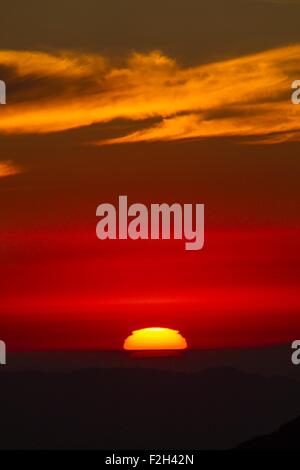 Los Angeles, California, USA. Xviii Sep, 2015. Il Tramonto è visto in Angeles National Forest vicino a Mount Wilson, California, 18 settembre 2015. Credito: Ringo Chiu/ZUMA filo/Alamy Live News Foto Stock