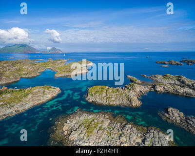 Isolette in mare nei pressi di Ballstad sulle isole Lofoten in Norvegia Foto Stock