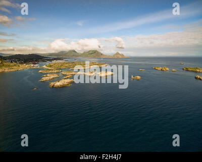 Vista aerea di isolette in mare nei pressi di Ballstad sulle isole Lofoten in Norvegia Foto Stock