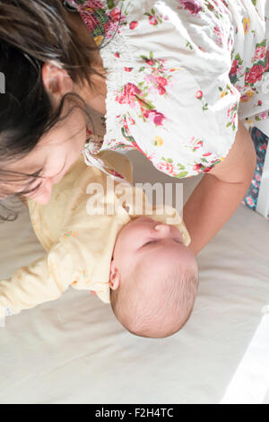 Bambino in braccio a sua madre. Mom mettere il bambino a dormire Foto Stock