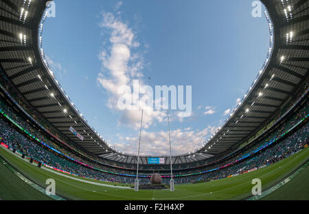 Stadio di Twickenham, Londra, Regno Unito. 18 Settembre, 2015. I fan di arrivare per la cerimonia di apertura che avrà luogo di fronte ad una platea gremita di oltre 80.000 prima dell'Inghilterra v Figi sera partita della Coppa del Mondo di Rugby 2015. Credito: Malcolm Park editoriale/Alamy Live News Foto Stock