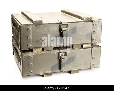 Due antiche in legno Scatole di munizioni shot su sfondo bianco Foto Stock