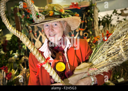 Cappelli di paglia e paglia plaiters, un artigianato rurale dimostrazione a Harrogate, nello Yorkshire, Regno Unito. 18 Settembre, 2015. La paglia faldatore Margaret Wildig, da Tadcaster a Harrogate autunno annuale Flower Show. Da intreccio di paglia è un metodo di fabbricazione di tessuti da un intreccio di paglia e il settore industriale che circonda il mestiere di produrre prodotti compresi di cappelli di paglia e di ornamenti, Foto Stock