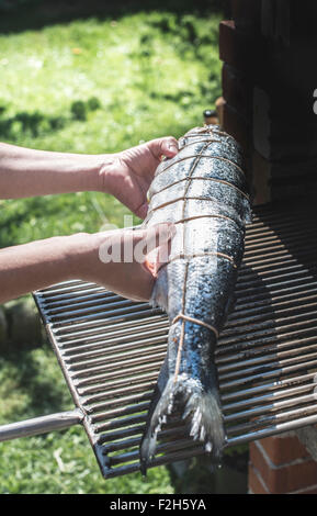 Salmone Crudo di pesce alla griglia. Cucina Outdoor Foto Stock