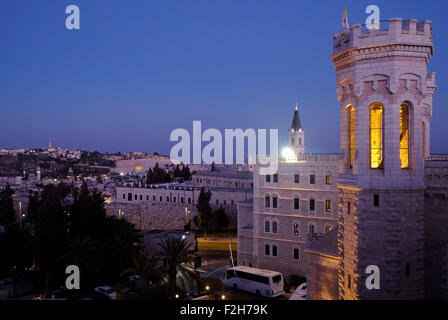 Torri del XIX secolo la Cattedrale di Notre Dame di Gerusalemme Centre Hotel un Vaticano-owned guesthouse e centro di pellegrinaggio di fronte alla città vecchia di Gerusalemme in Israele Foto Stock