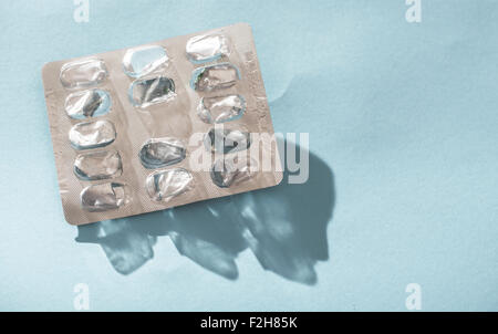 Svuotare blister farmaci su sfondo blu Foto Stock