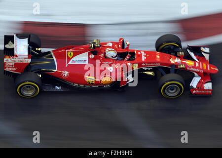 Singapore. Xix Sep, 2015. Ferrari di Formula Uno pilota Sebastian Vettel unità nella terza sessione di prove libere durante la F1 Grand Prix di Singapore gara in notturna a Singapore il circuito cittadino di Marina Bay, sul Sett. 19, 2015. Credito: Quindi Chih Wey/Xinhua/Alamy Live News Foto Stock