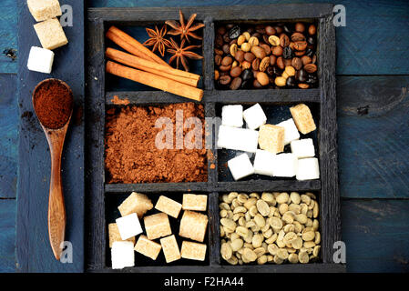 I chicchi di caffè e cubetti di zucchero e cannella e anice in cassetta di legno Foto Stock