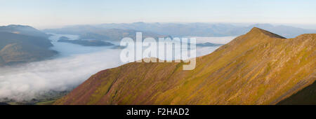 Una nebbiosa alba panorama su Gategill cadde, visto da Blencathra il vertice Foto Stock