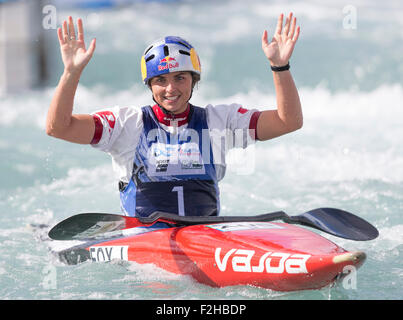 Lea Valley, Londra, Regno Unito. Xix Sep, 2015. ICF Canoa Slalom campionato del mondo. Il giorno 4. K1 Donne, Jessica Fox (AUS) London 2012 Olympic medallist argento e il Campione del Mondo in carica grazie ai tifosi dopo aver attraversato la linea del traguardo nella finale del K1 donne e giunse in quarta posizione. Credito: Azione Sport Plus/Alamy Live News Foto Stock