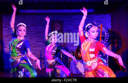 Dacca in Bangladesh. 19 Settembre, 2015. Artista indiano Ms.Sankari e due soci Ms. Swarnali Kundu e la Sig.ra Lisa Chatterjiee eseguita "Bharatnatyam' danza a Indira Gandhi Centro Culturale a Dhaka, nel Bangladesh. Il 19 settembre 2015 ad Alta commissione di India, Dhaka ha organizzato una serata di 'Bharatnatyam' danza cerimonia al Indira Gandhi Centro Culturale a Dhaka, nel Bangladesh. Il 19 settembre 2015 Credit: Mamunur Rashid/Alamy Live News Foto Stock