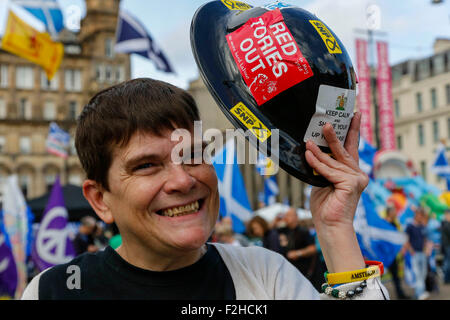 Glasgow, Scotland, Regno Unito. 19 Settembre, 2015. Circa 1500 manifestanti hanno partecipato a un rally a George Square, Glasgow, Scozia a sostegno di indipendenza per la Scozia e il " Sì " campagna, un anno dopo il referendum che ha portato in un 55% di voto a maggioranza per 'No'. La dimostrazione è stata affrontata da Tommy Sheridan, un ex-MSP, chi è un sostenitore di una Scozia deconcentrata e leader della "speranza sulla libertà' gruppo politico. Credito: Findlay/Alamy Live News Foto Stock