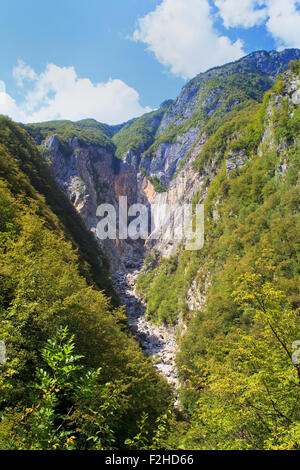 Vista della cascata essiccato di Boka river, Kanin mountain in sloveno delle Alpi Giulie Foto Stock