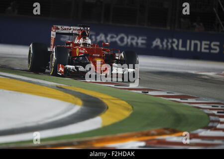 Singapore, Singapore. Xix Sep, 2015. SEBASTIAN VETTEL della Germania e la Scuderia Ferrari rigidi durante la sessione di qualifiche del 2015 Formula 1 Grand Prix di Singapore a circuito cittadino di Marina Bay, a Singapore. Credito: James Gasperotti/ZUMA filo/Alamy Live News Foto Stock