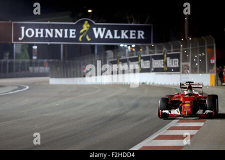 Singapore, Singapore. Xix Sep, 2015. SEBASTIAN VETTEL della Germania e la Scuderia Ferrari rigidi durante la sessione di qualifiche del 2015 Formula 1 Grand Prix di Singapore a circuito cittadino di Marina Bay, a Singapore. Credito: James Gasperotti/ZUMA filo/Alamy Live News Foto Stock