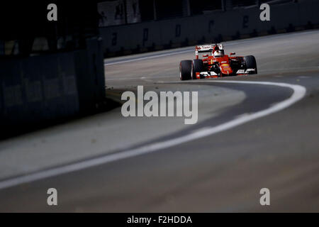 Singapore, Singapore. Xix Sep, 2015. SEBASTIAN VETTEL della Germania e la Scuderia Ferrari rigidi durante la sessione di qualifiche del 2015 Formula 1 Grand Prix di Singapore a circuito cittadino di Marina Bay, a Singapore. Credito: James Gasperotti/ZUMA filo/Alamy Live News Foto Stock