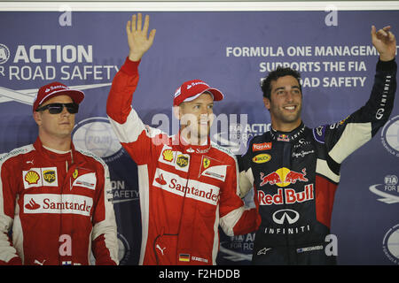 Singapore, Singapore. Xix Sep, 2015. (Da sinistra a destra) Kimi Raikkonen della Finlandia e la Scuderia Ferrari, Sebastian Vettel della Germania e la Scuderia Ferrari e Daniel Ricciardo dell Australia e Infiniti Red Bull Racing sono visibili dopo la sessione di qualifiche del 2015 Formula 1 Grand Prix di Singapore a circuito cittadino di Marina Bay, a Singapore. Credito: James Gasperotti/ZUMA filo/Alamy Live News Foto Stock