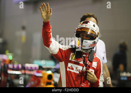 Singapore, Singapore. Xix Sep, 2015. SEBASTIAN VETTEL della Germania e la Scuderia Ferrari si osserva dopo la sessione di qualifiche del 2015 Formula 1 Grand Prix di Singapore a circuito cittadino di Marina Bay, a Singapore. Credito: James Gasperotti/ZUMA filo/Alamy Live News Foto Stock