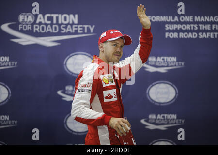 Singapore, Singapore. Xix Sep, 2015. SEBASTIAN VETTEL della Germania e la Scuderia Ferrari si osserva dopo la sessione di qualifiche del 2015 Formula 1 Grand Prix di Singapore a circuito cittadino di Marina Bay, a Singapore. Credito: James Gasperotti/ZUMA filo/Alamy Live News Foto Stock