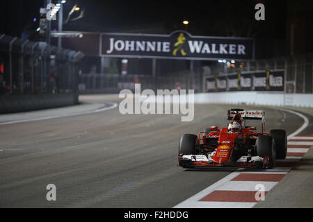 Singapore, Singapore. Xix Sep, 2015. SEBASTIAN VETTEL della Germania e la Scuderia Ferrari rigidi durante la sessione di qualifiche del 2015 Formula 1 Grand Prix di Singapore a circuito cittadino di Marina Bay, a Singapore. Credito: James Gasperotti/ZUMA filo/Alamy Live News Foto Stock