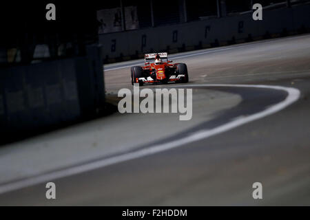 Singapore, Singapore. Xix Sep, 2015. SEBASTIAN VETTEL della Germania e la Scuderia Ferrari rigidi durante la sessione di qualifiche del 2015 Formula 1 Grand Prix di Singapore a circuito cittadino di Marina Bay, a Singapore. Credito: James Gasperotti/ZUMA filo/Alamy Live News Foto Stock