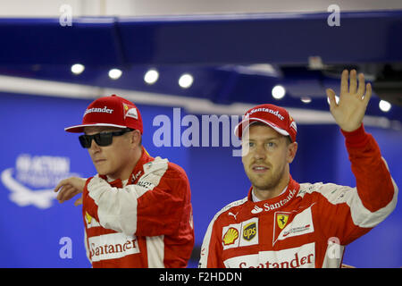 Singapore, Singapore. Xix Sep, 2015. (Da sinistra a destra) Kimi Raikkonen della Finlandia e la Scuderia Ferrari e Sebastian Vettel della Germania e la Scuderia Ferrari sono visibili dopo la sessione di qualifiche del 2015 Formula 1 Grand Prix di Singapore a circuito cittadino di Marina Bay, a Singapore. Credito: James Gasperotti/ZUMA filo/Alamy Live News Foto Stock